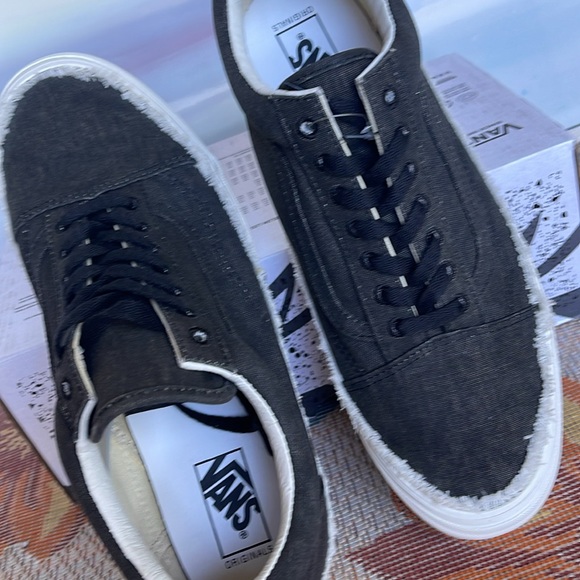 Vans Men’s 0g Old Skool Low
Raw Edge Black
VN0A5FBEBLK
Sneakers - Picture 12 of 16